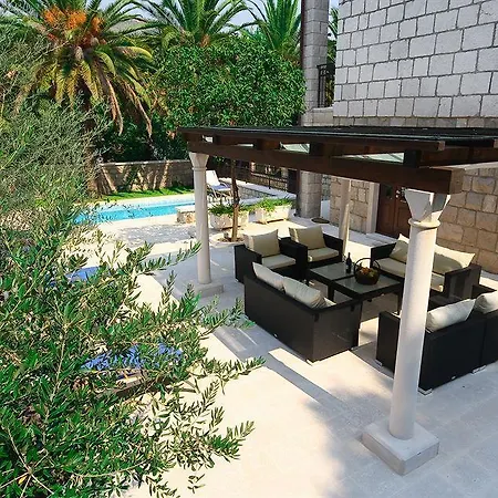 Franica Villa *